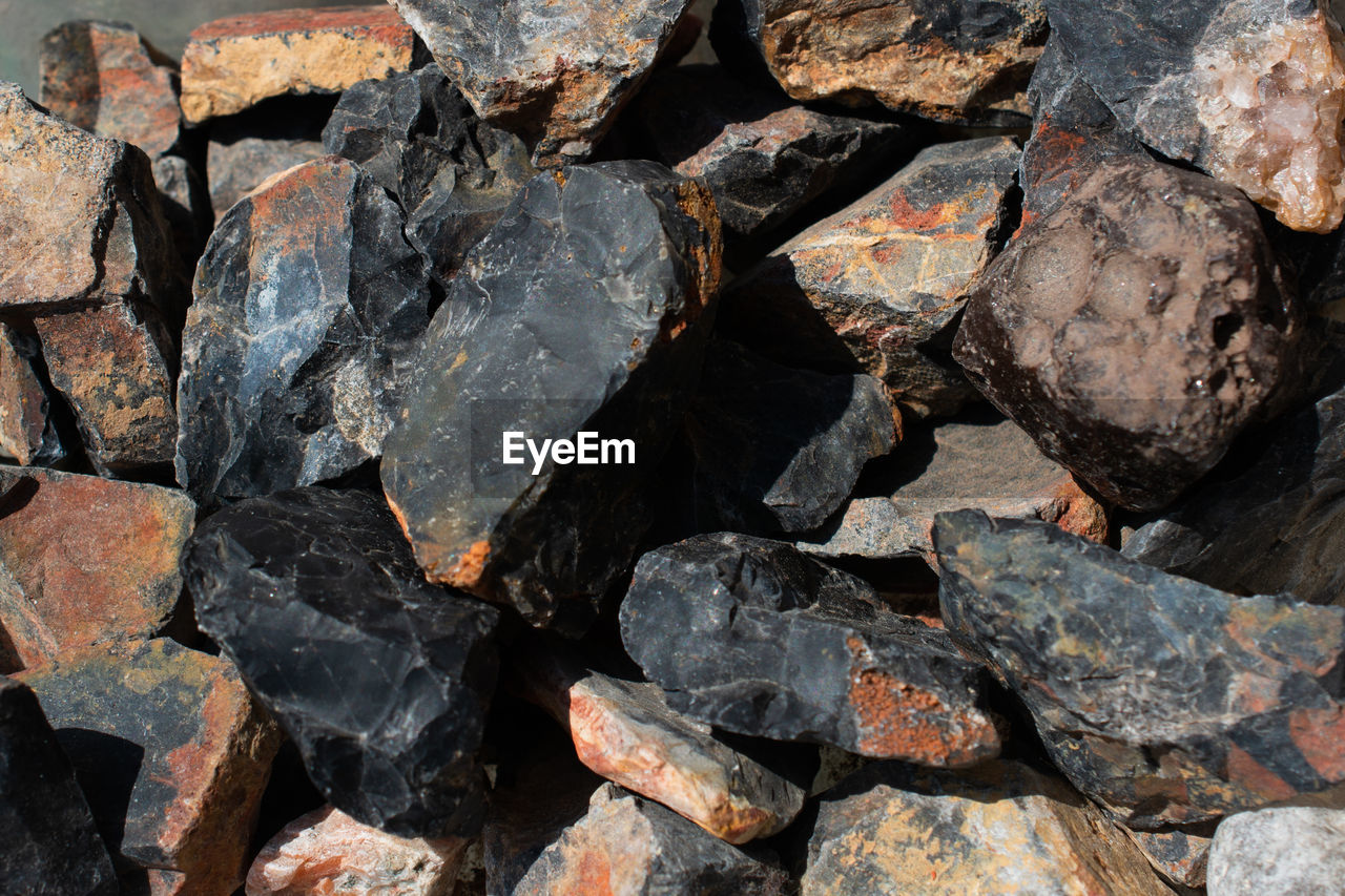 CLOSE-UP OF STONES ON ROCKS