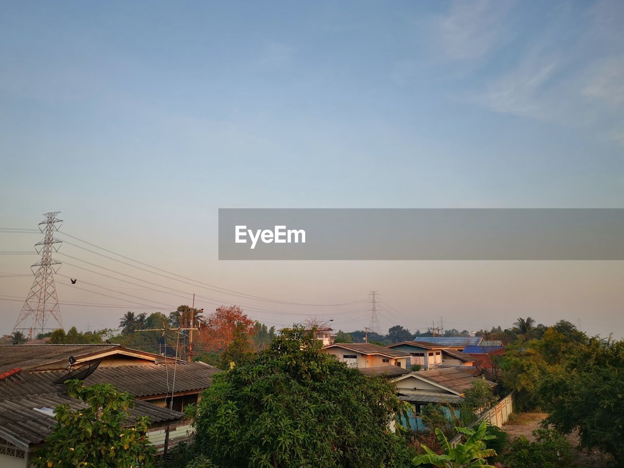 HIGH ANGLE VIEW OF HOUSES AGAINST SKY