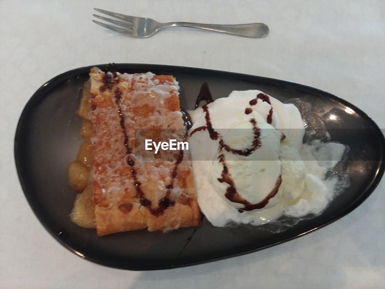 HIGH ANGLE VIEW OF DESSERT IN PLATE