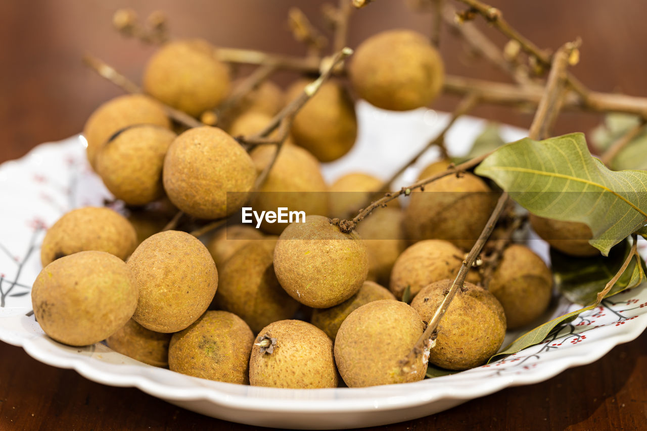 CLOSE-UP OF FRUITS