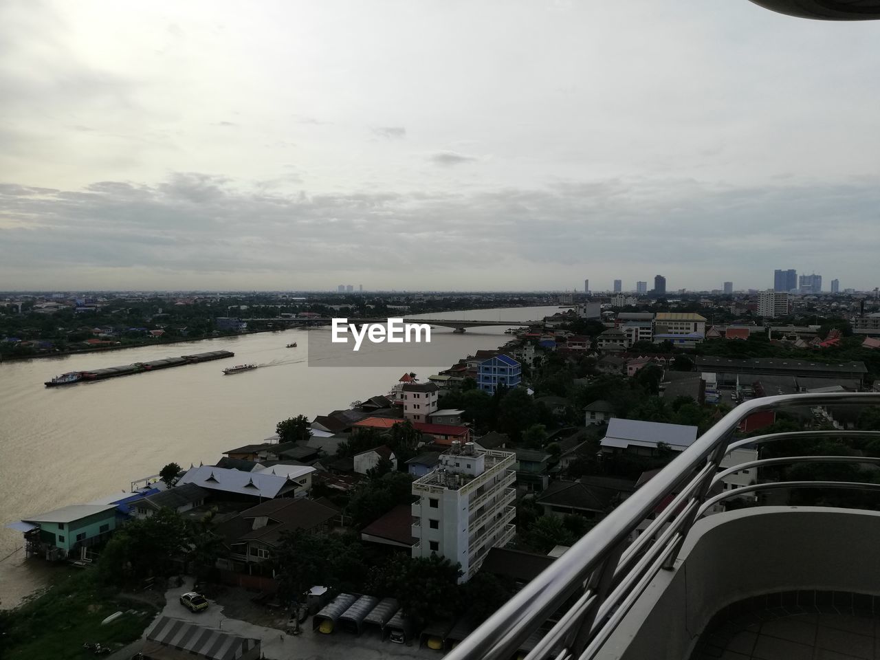 HIGH ANGLE VIEW OF RIVER BY BUILDINGS IN CITY