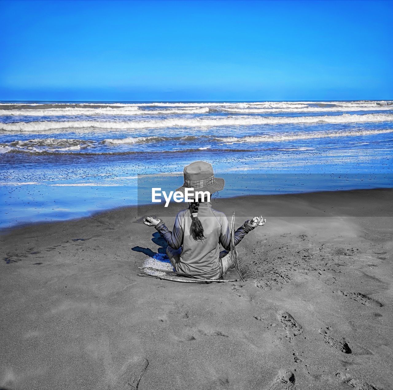 PANORAMIC VIEW OF SCULPTURE ON BEACH