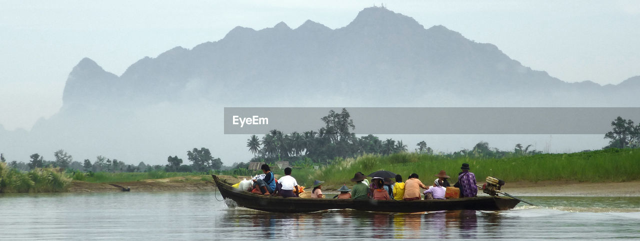 PANORAMIC VIEW OF PEOPLE ON LAKE