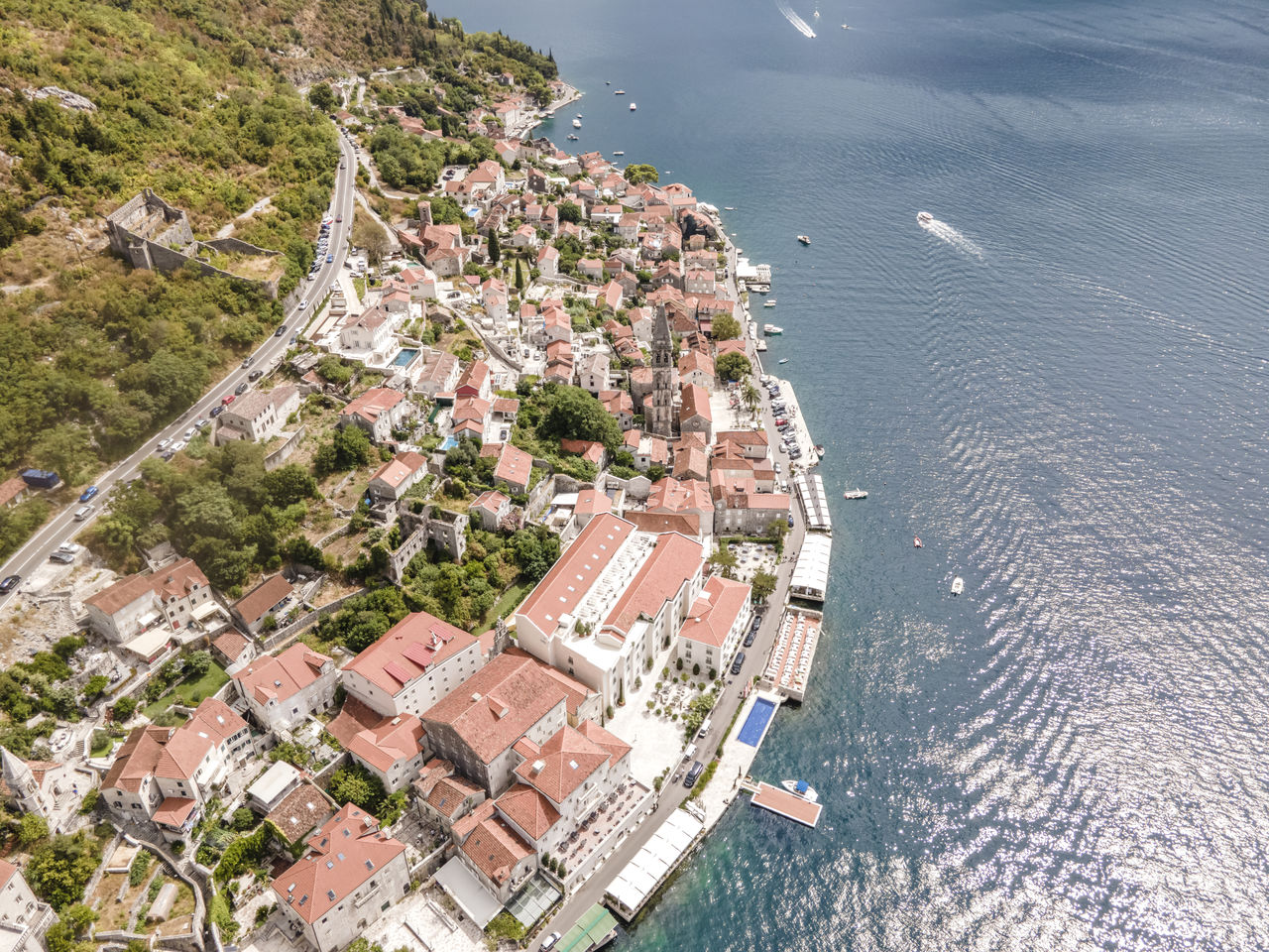 HIGH ANGLE VIEW OF BUILDINGS BY SEA IN TOWN