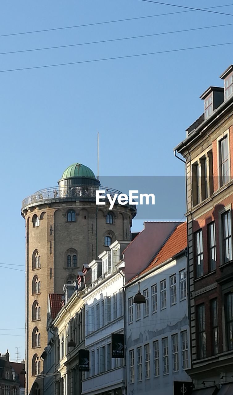 LOW ANGLE VIEW OF BUILDINGS AGAINST SKY