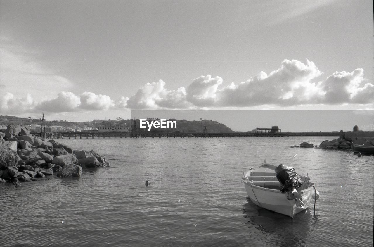 BOATS ON SEA AGAINST SKY