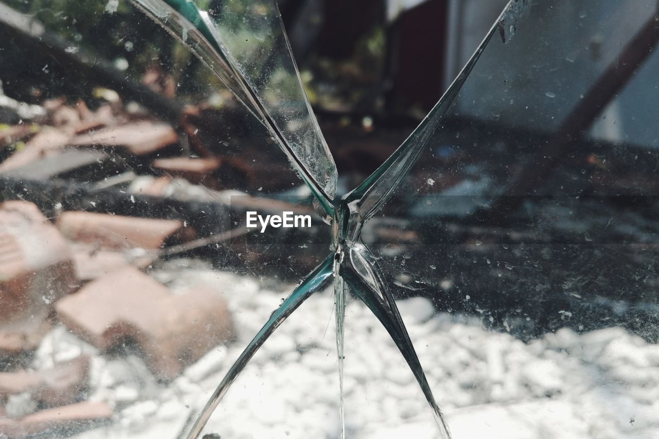 glass, winter, snow, window, nature, close-up, transparent, day, wet, cold temperature, outdoors, water, no people, macro photography, rain, focus on foreground, animal, freezing, leaf, spider, shattered glass, drop, mode of transportation, transportation, car