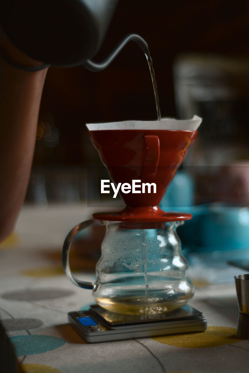 Brewing a coffee with v60 method