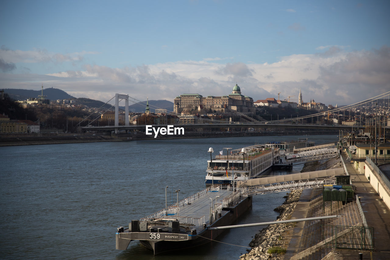 HIGH ANGLE VIEW OF BOATS IN RIVER
