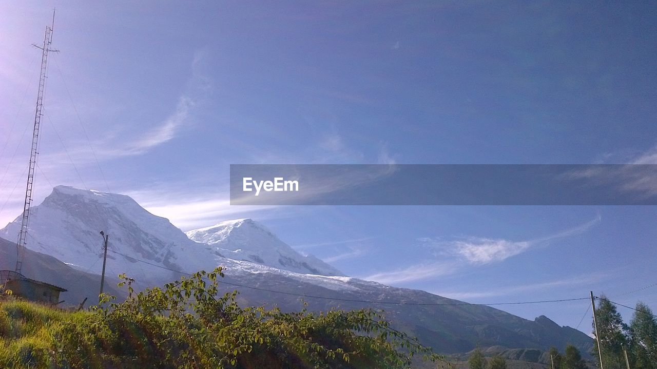 SCENIC VIEW OF SNOW COVERED MOUNTAIN RANGE AGAINST BLUE SKY