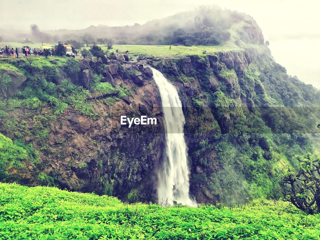 IDYLLIC VIEW OF WATERFALL