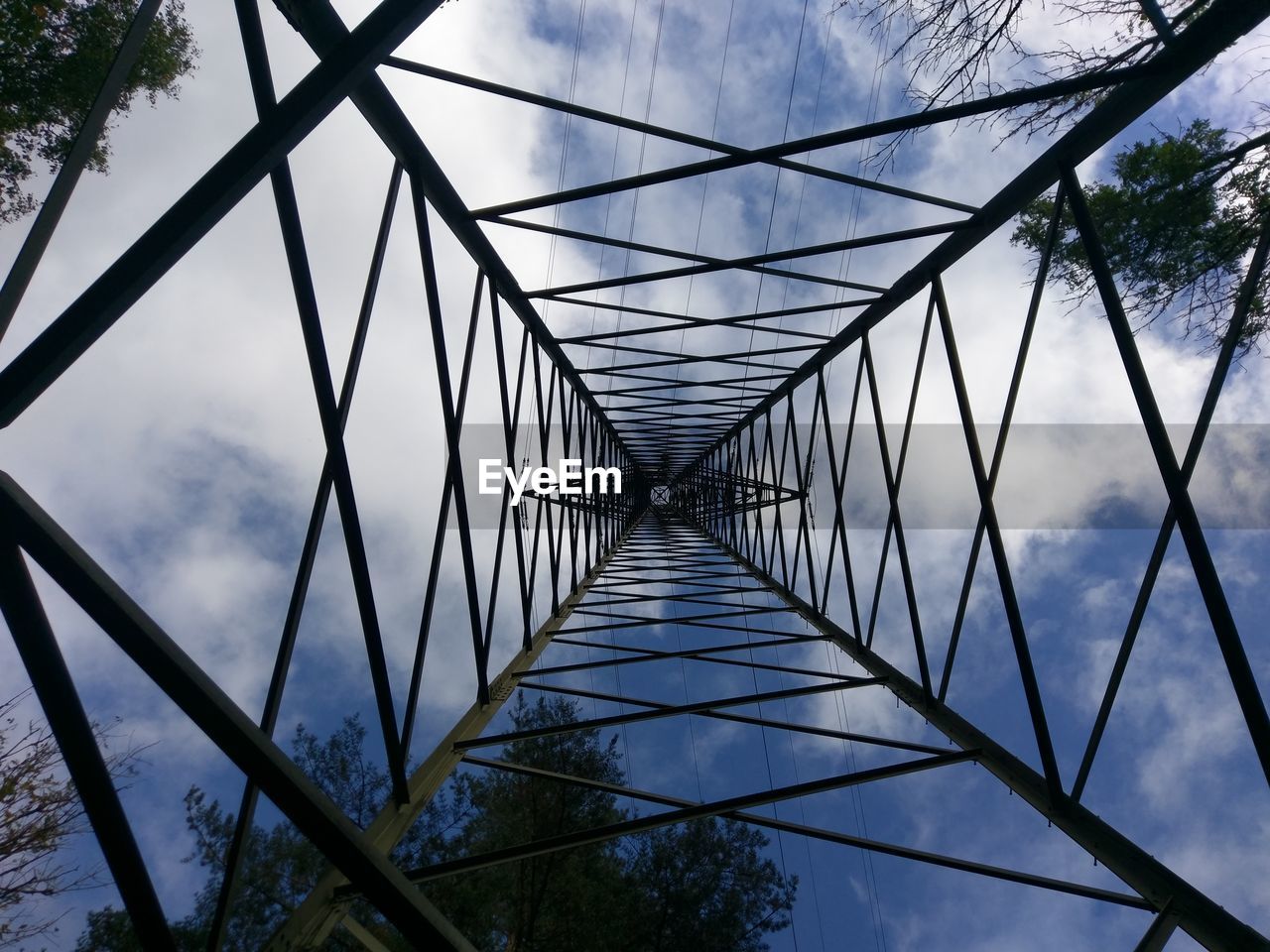 LOW ANGLE VIEW OF METALLIC BRIDGE AGAINST SKY