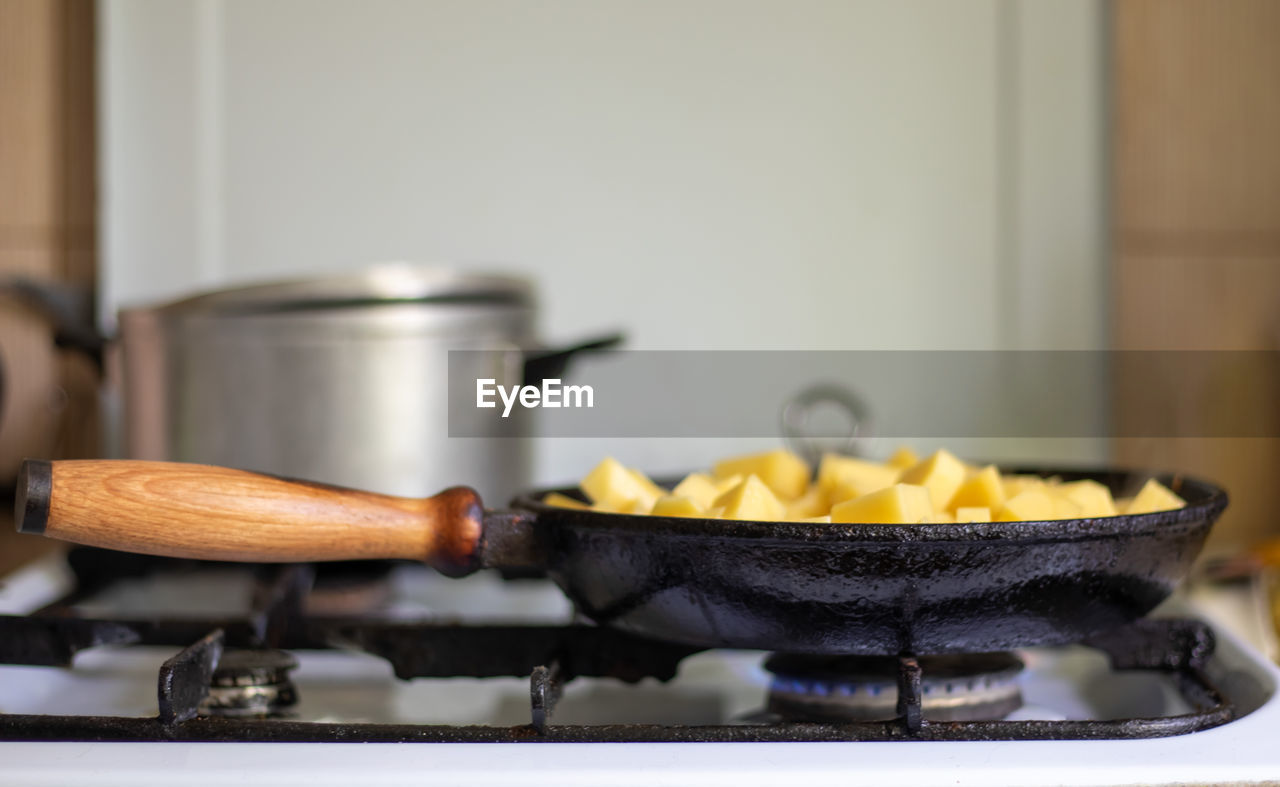 kitchen, food and drink, food, domestic room, kitchen utensil, household equipment, domestic kitchen, home, indoors, cooking pan, appliance, pan, kitchen appliance, stove, no people, domestic life, healthy eating, room, freshness, home interior, wellbeing, focus on foreground, burner - stove top, frying pan, cooking, kitchen counter, saucepan, vegetable, lifestyles