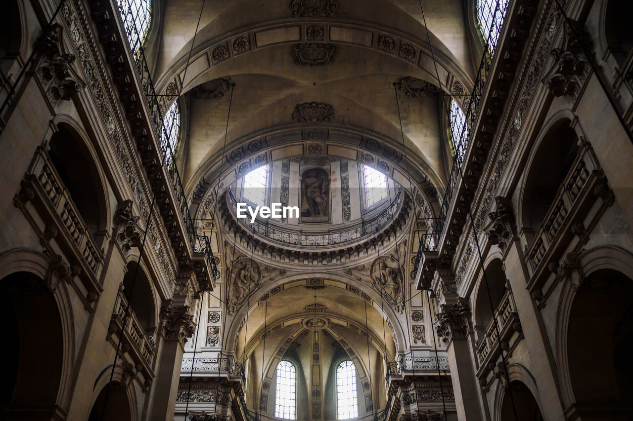 Huge nave of the saint paul church in paris