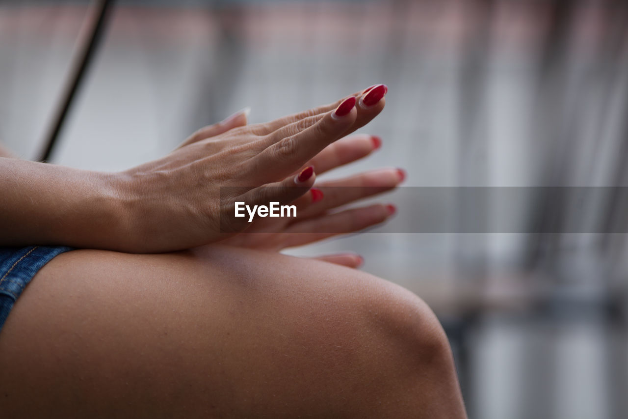 CLOSE-UP OF WOMAN HAND WITH HANDS