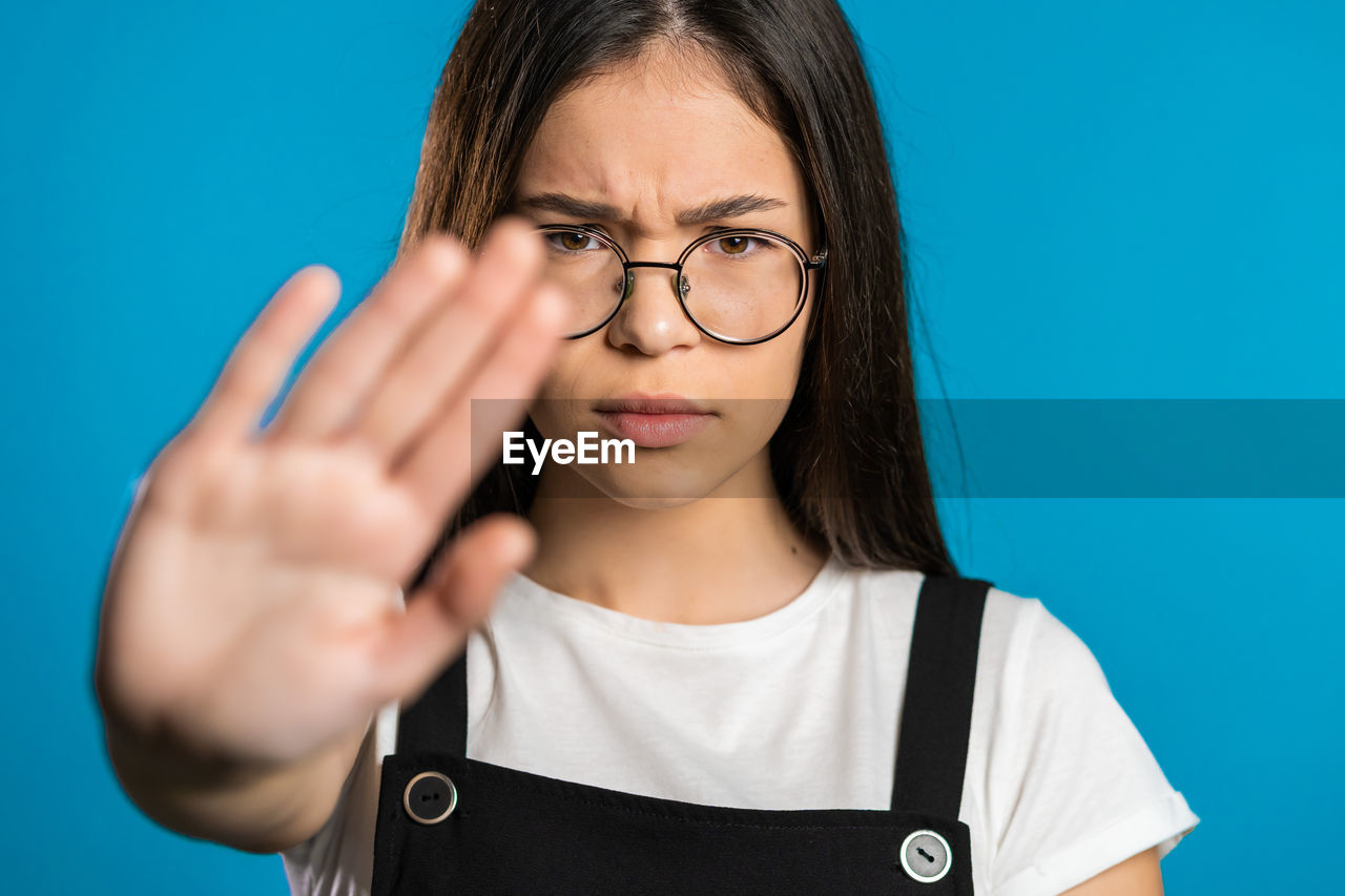 PORTRAIT OF YOUNG WOMAN WITH EYEGLASSES