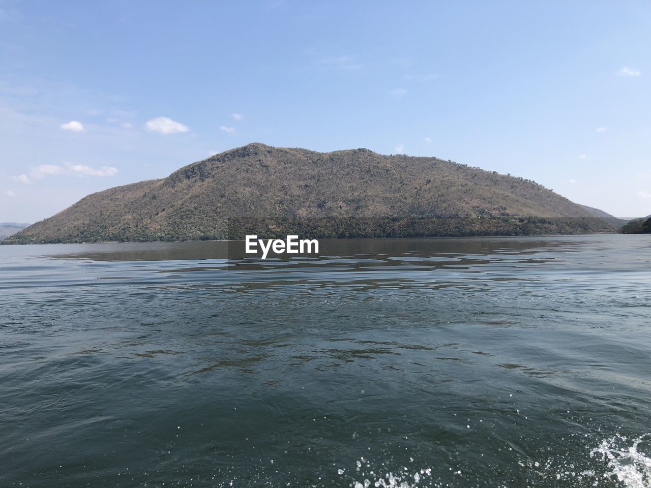 SCENIC VIEW OF SEA BY MOUNTAINS AGAINST SKY