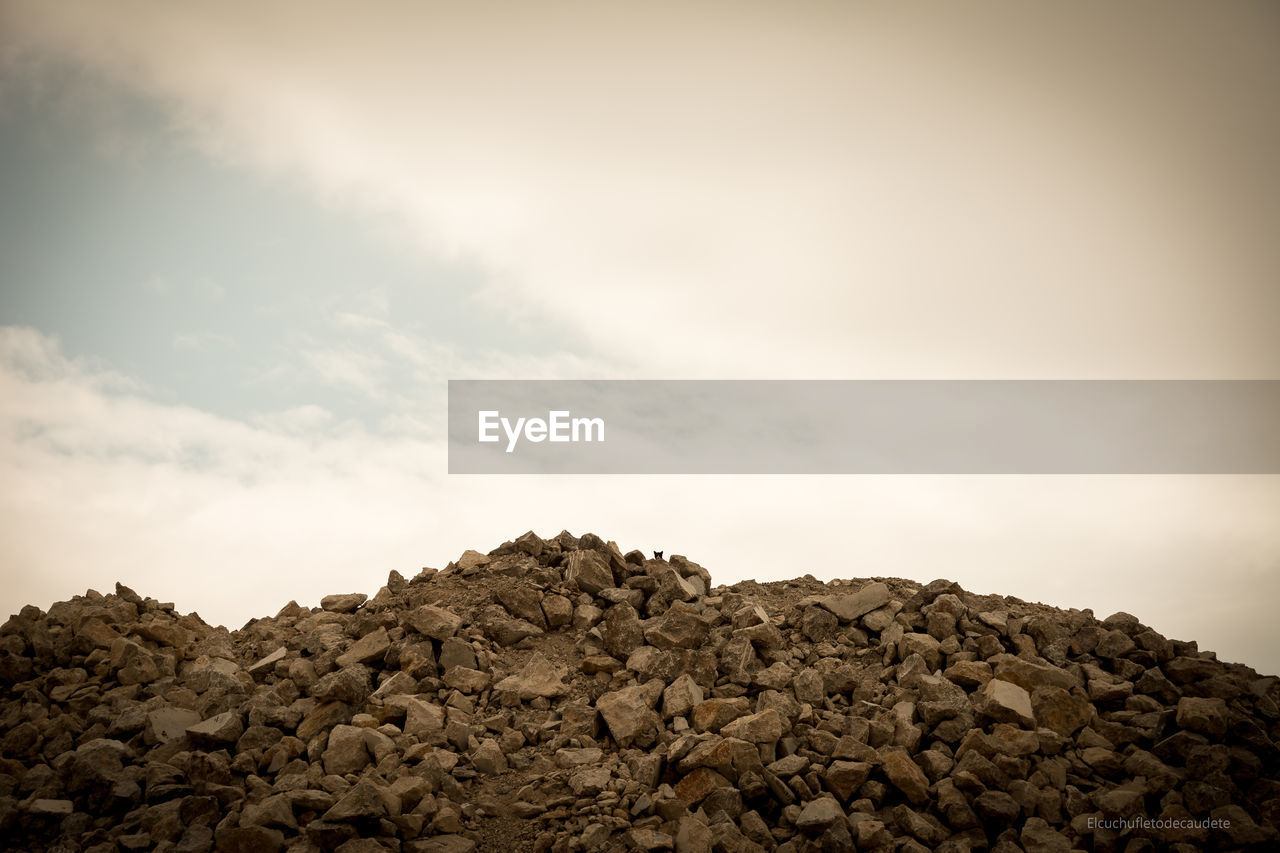 LOW ANGLE VIEW OF ROCKS ON ROCK AGAINST SKY