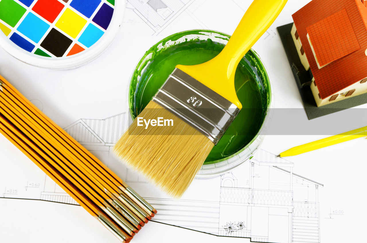 HIGH ANGLE VIEW OF PAINTBRUSHES ON TABLE