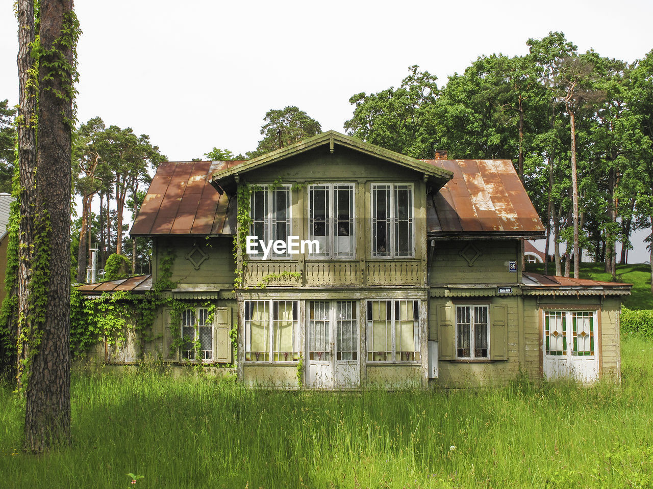 EXTERIOR OF ABANDONED BUILDING AGAINST SKY