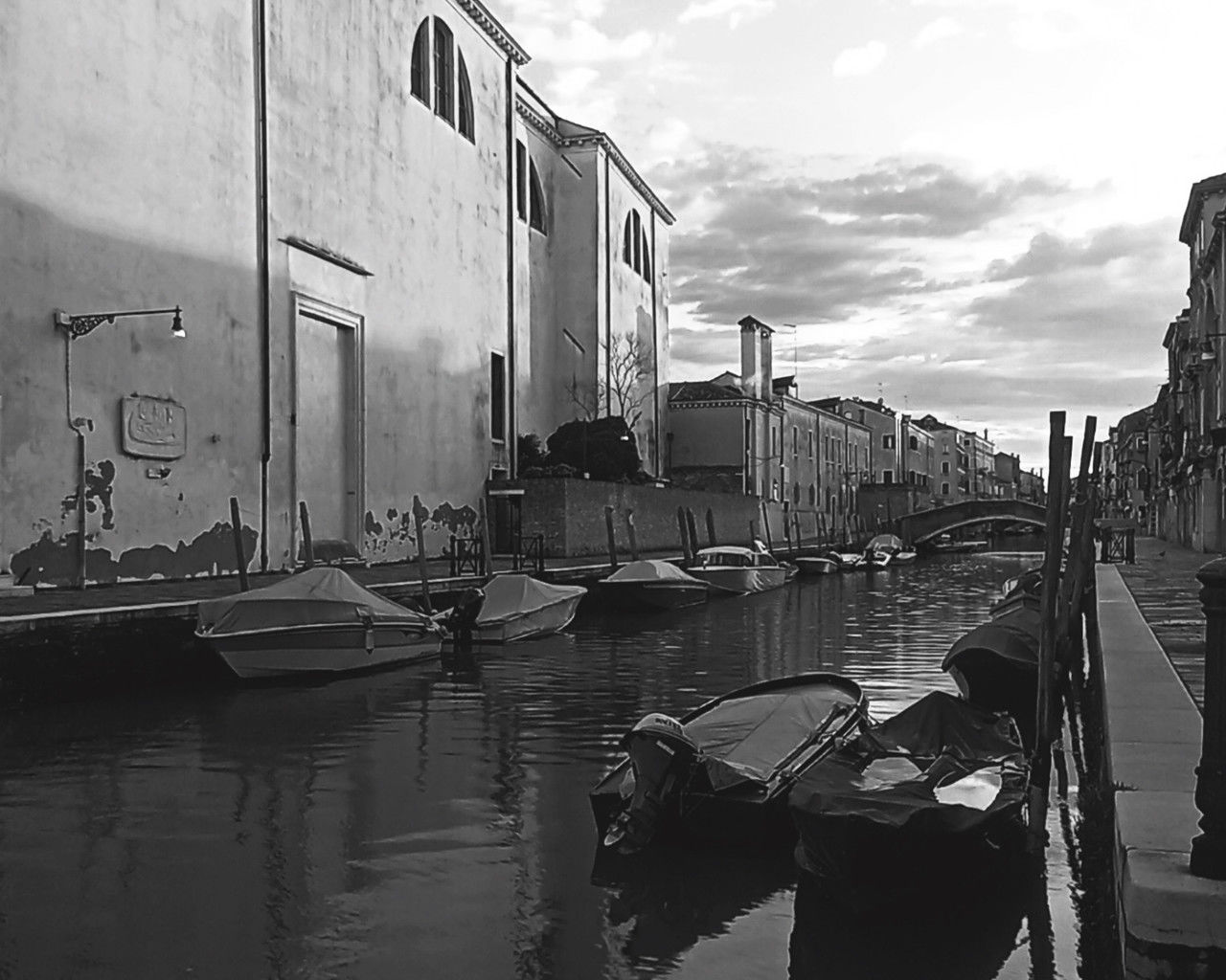 water, nautical vessel, architecture, transportation, mode of transportation, building exterior, sky, built structure, black and white, monochrome, waterway, nature, monochrome photography, cloud, moored, reflection, boat, canal, vehicle, city, ship, day, building, street, travel, gondola, outdoors, travel destinations, harbor, no people, black, watercraft