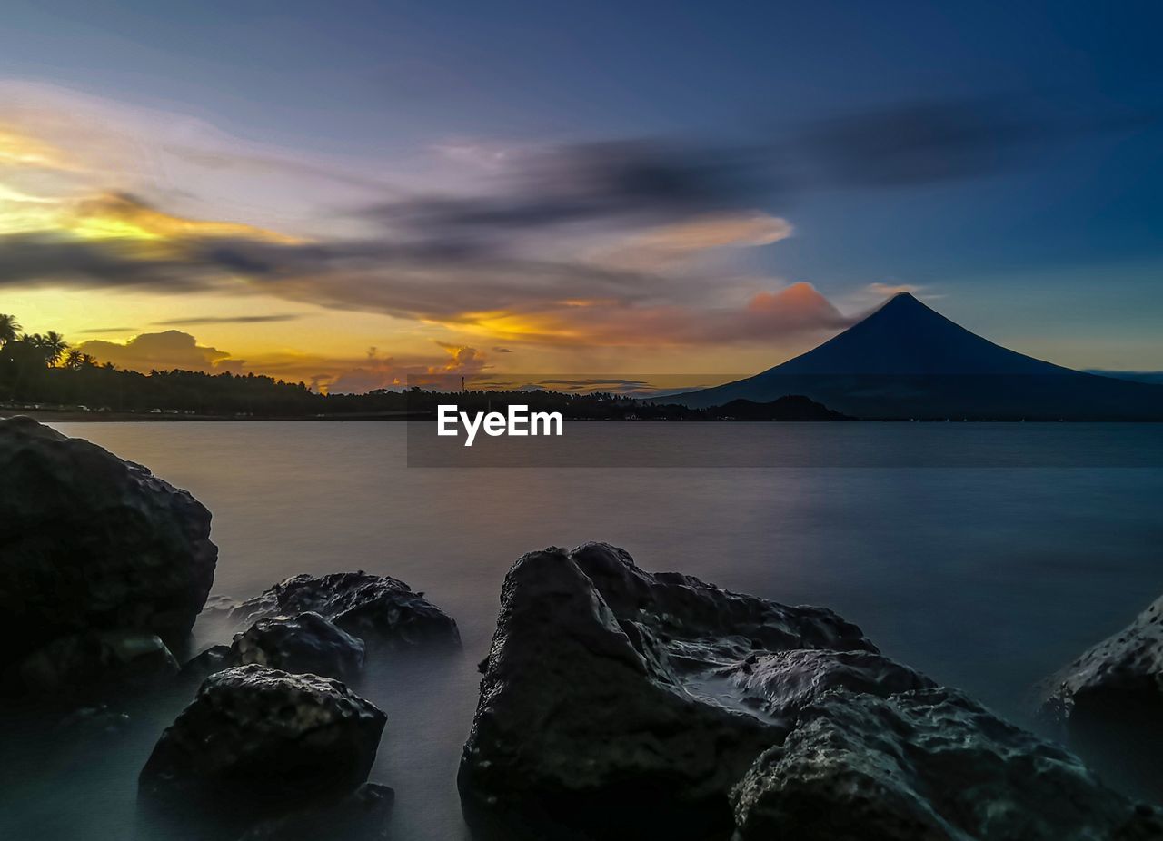 PANORAMIC VIEW OF SEA AGAINST SKY AT SUNSET