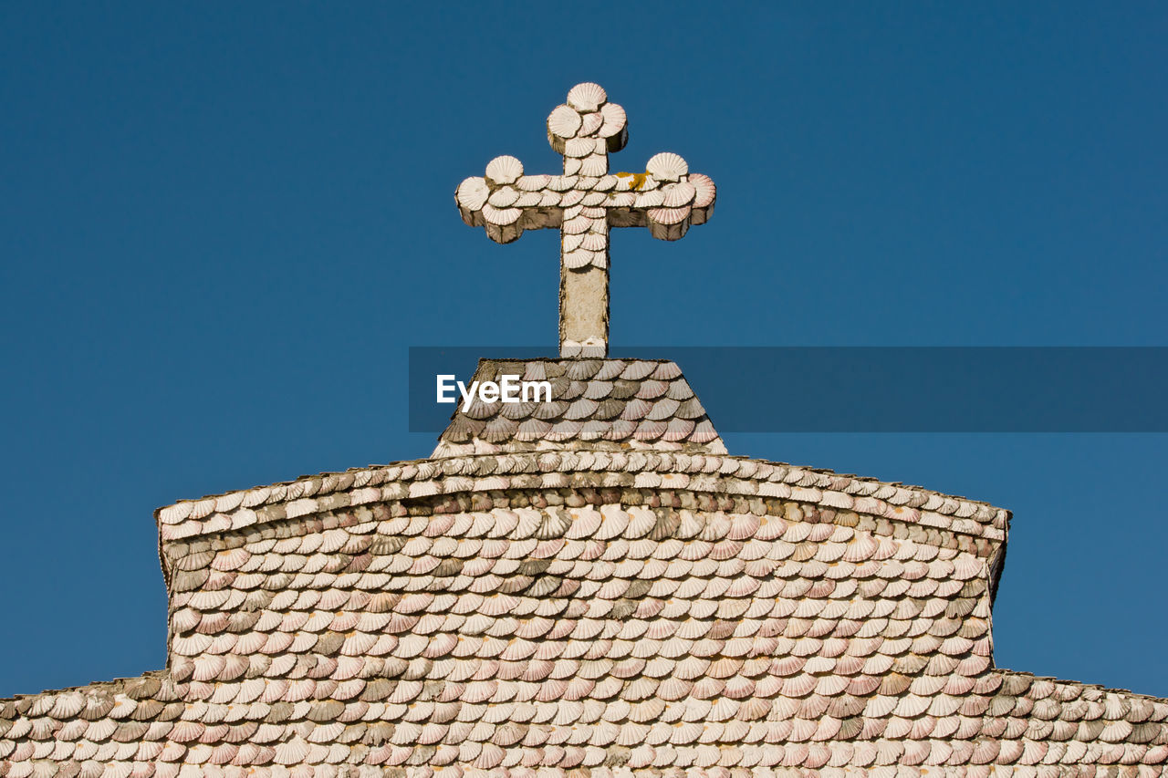 LOW ANGLE VIEW OF CROSS AGAINST BLUE SKY