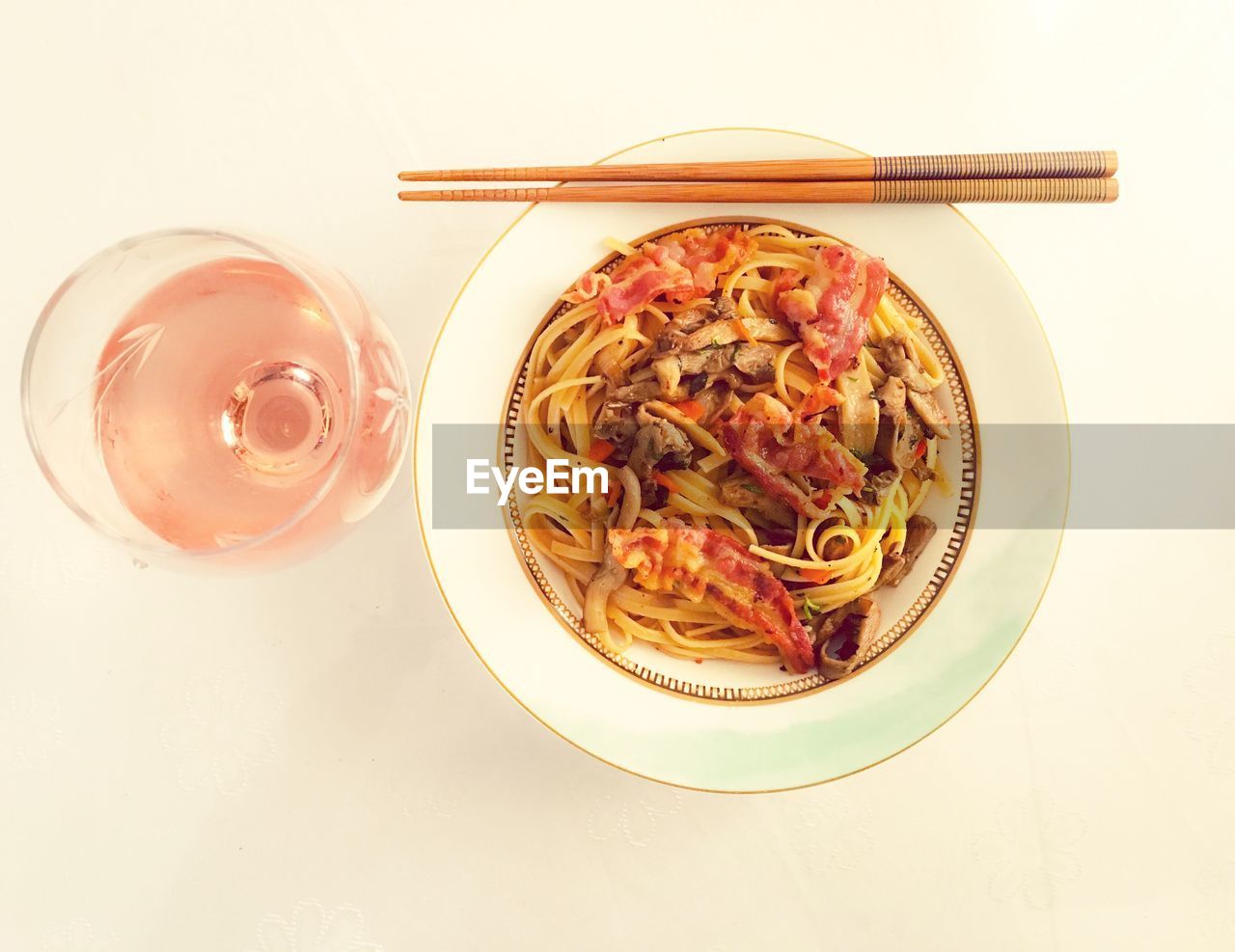 HIGH ANGLE VIEW OF NOODLES IN BOWL