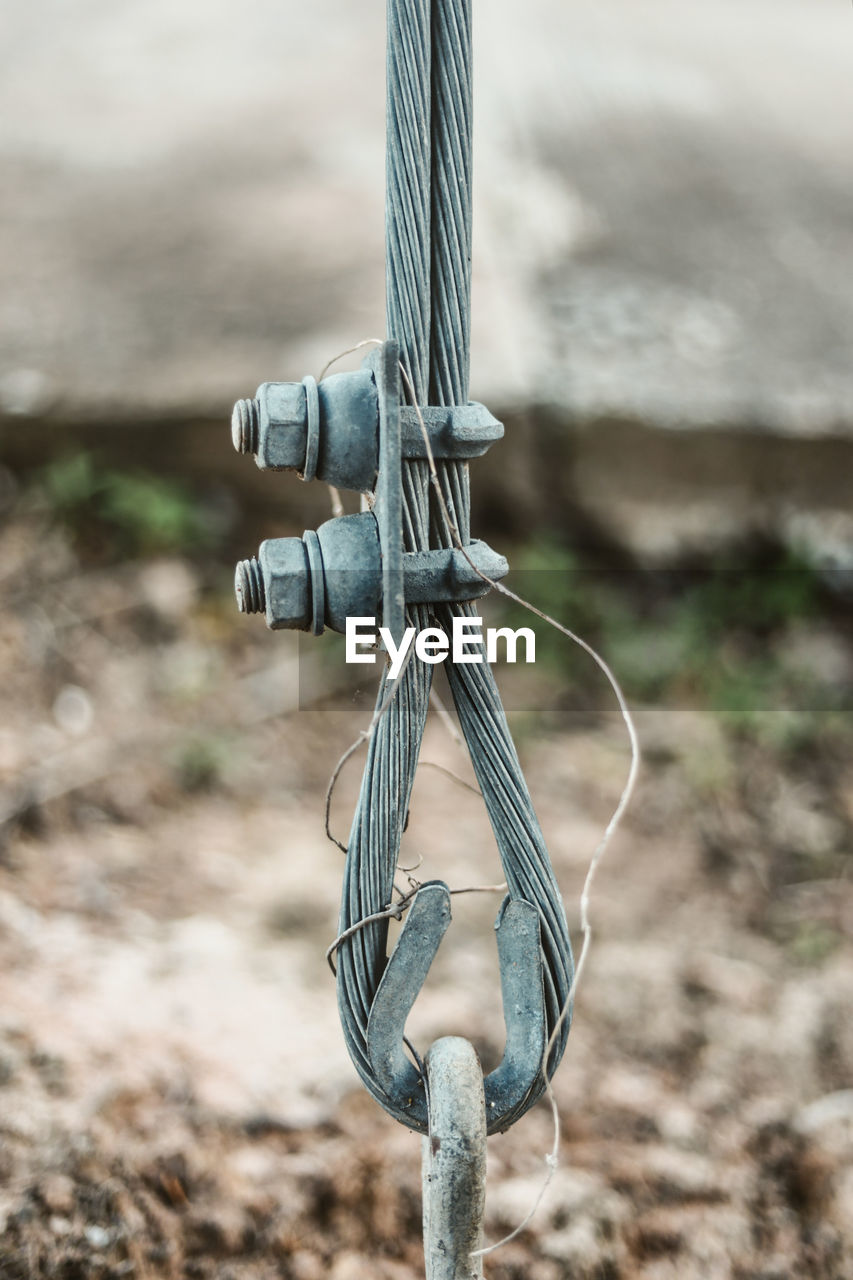 CLOSE-UP OF ROPE TIED UP ON METAL