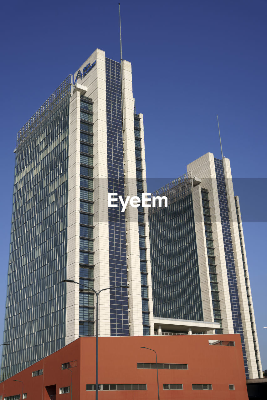 LOW ANGLE VIEW OF MODERN BUILDINGS AGAINST SKY IN CITY