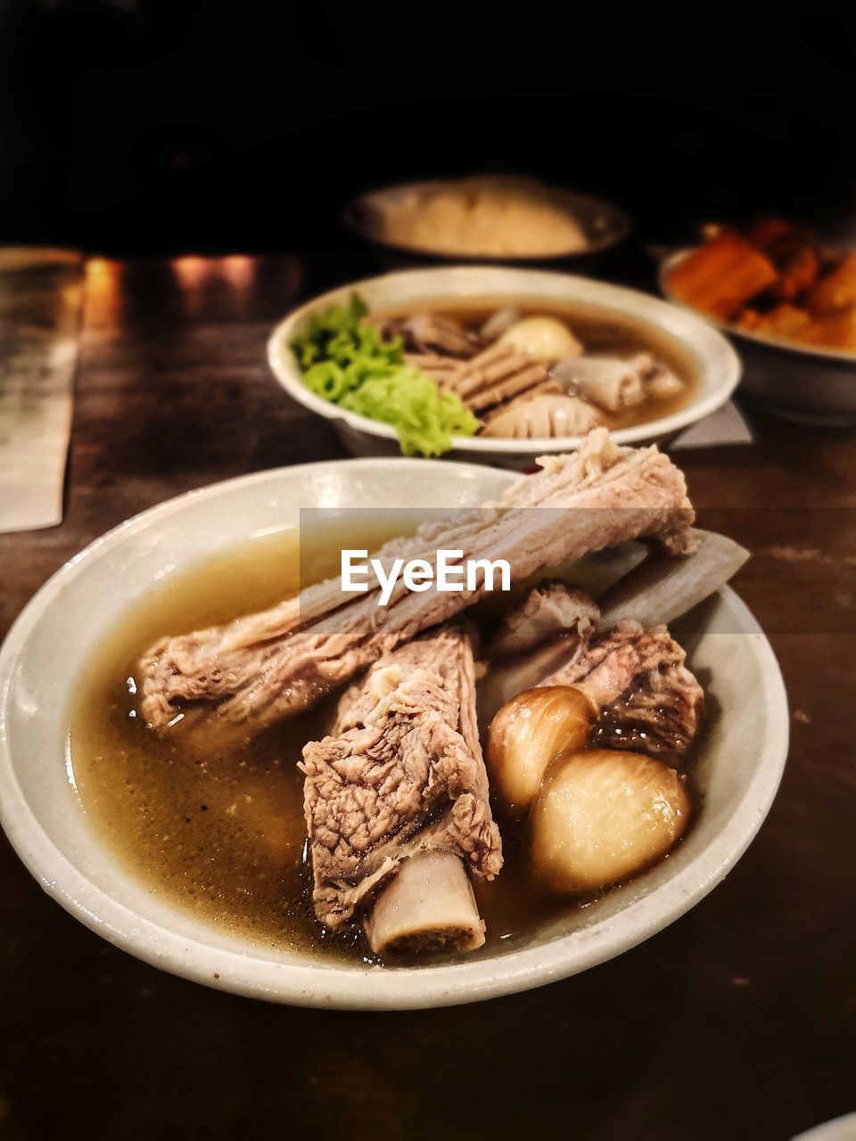 HIGH ANGLE VIEW OF MEAT IN BOWL ON TABLE