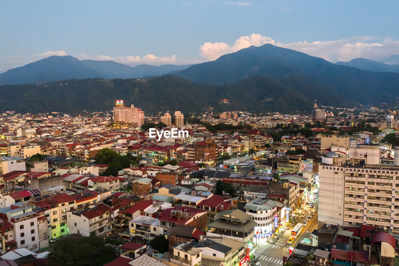 HIGH ANGLE VIEW OF TOWNSCAPE AGAINST SKY IN CITY