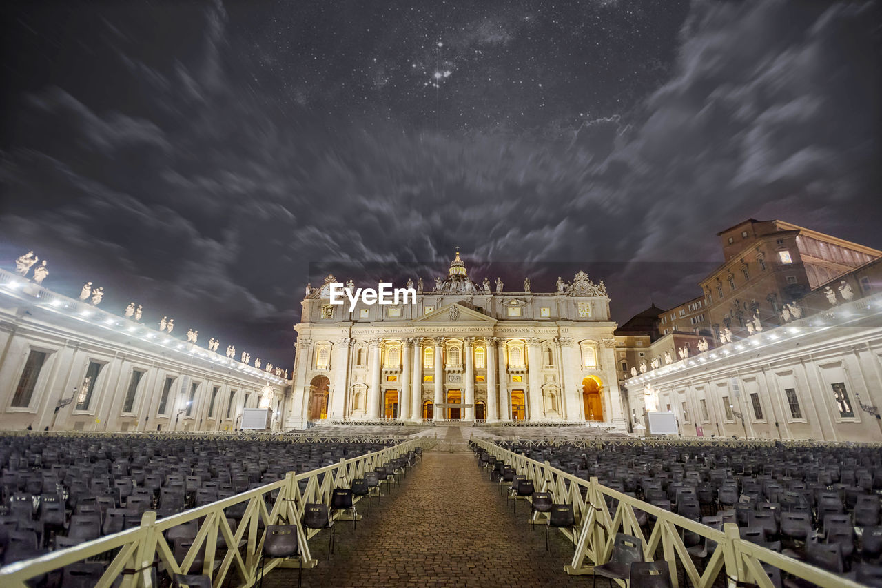 Saint peter's basilica night view from saint peter's square in vatican city