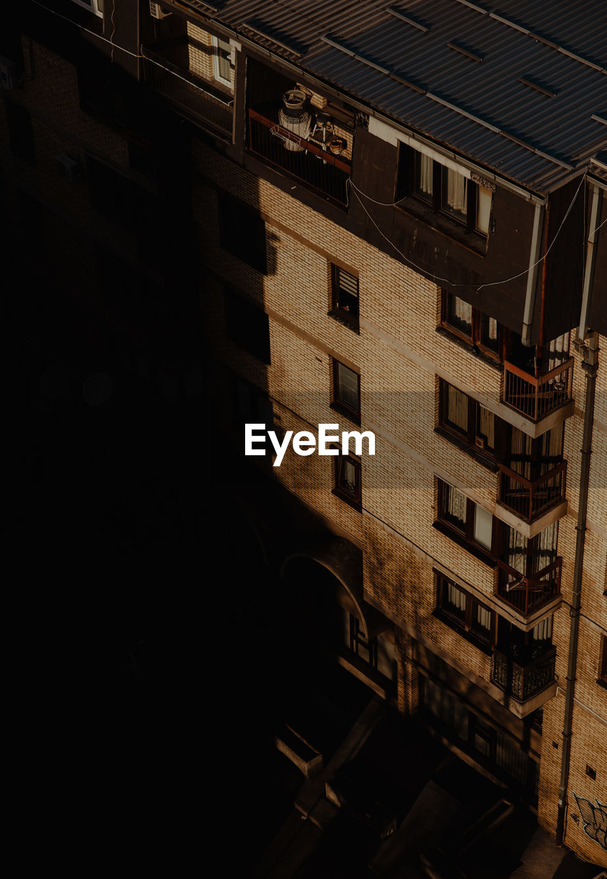 LOW ANGLE VIEW OF BUILDINGS IN CITY AGAINST SKY