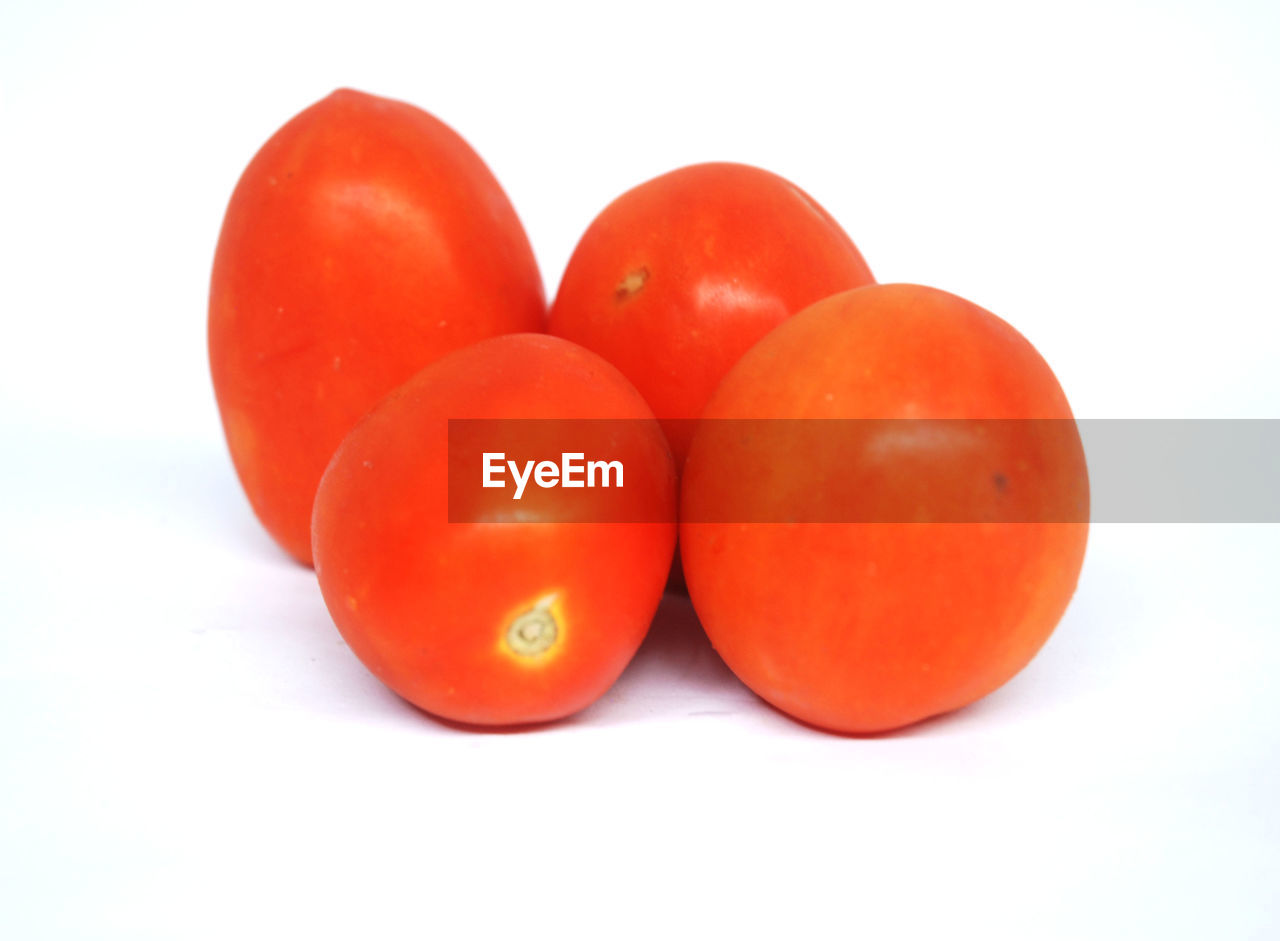 CLOSE-UP OF TOMATOES