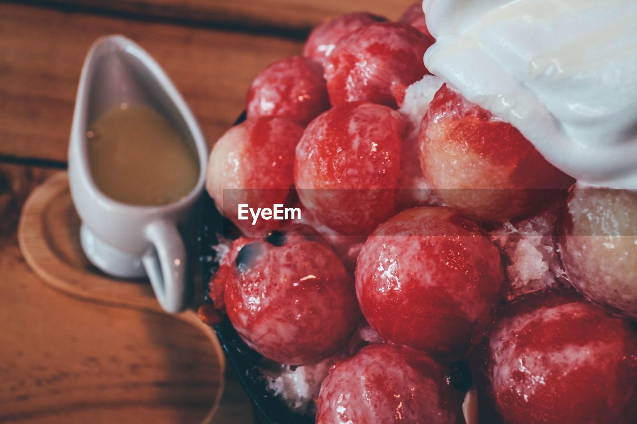 CLOSE-UP OF FRESH STRAWBERRIES IN PLATE