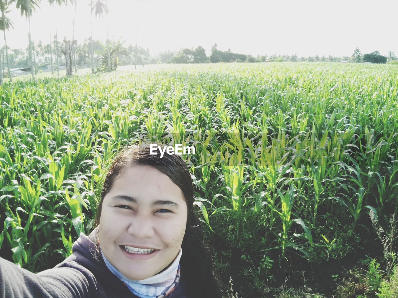 PORTRAIT OF SMILING YOUNG WOMAN IN FARM