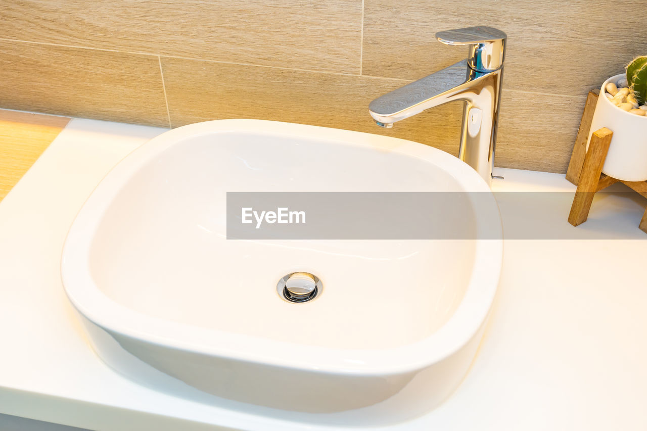 HIGH ANGLE VIEW OF BATHROOM IN SINK AT HOME