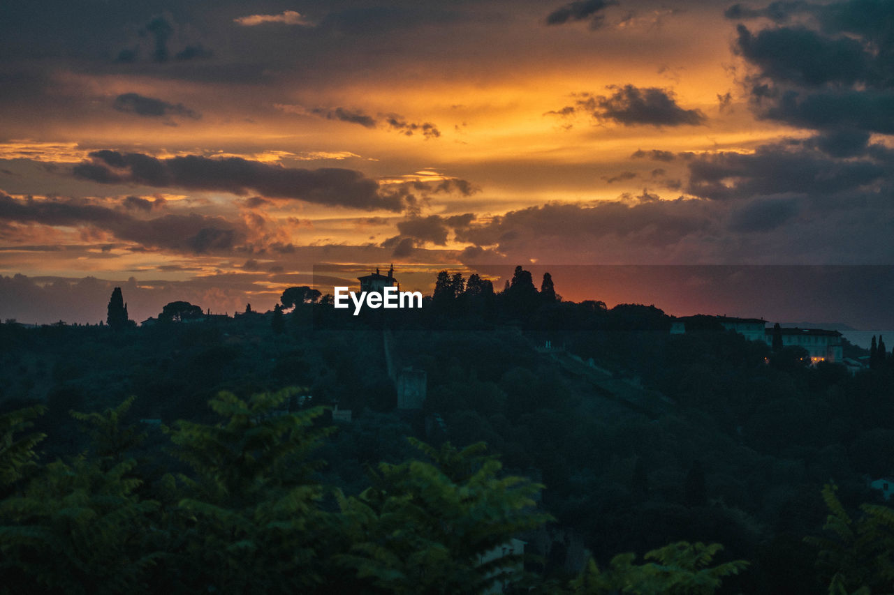 PANORAMIC VIEW OF BUILDINGS AGAINST SKY