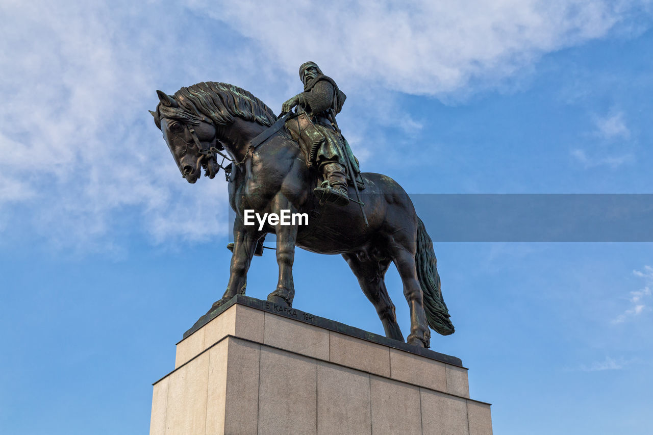 LOW ANGLE VIEW OF STATUE OF SCULPTURE AGAINST SKY