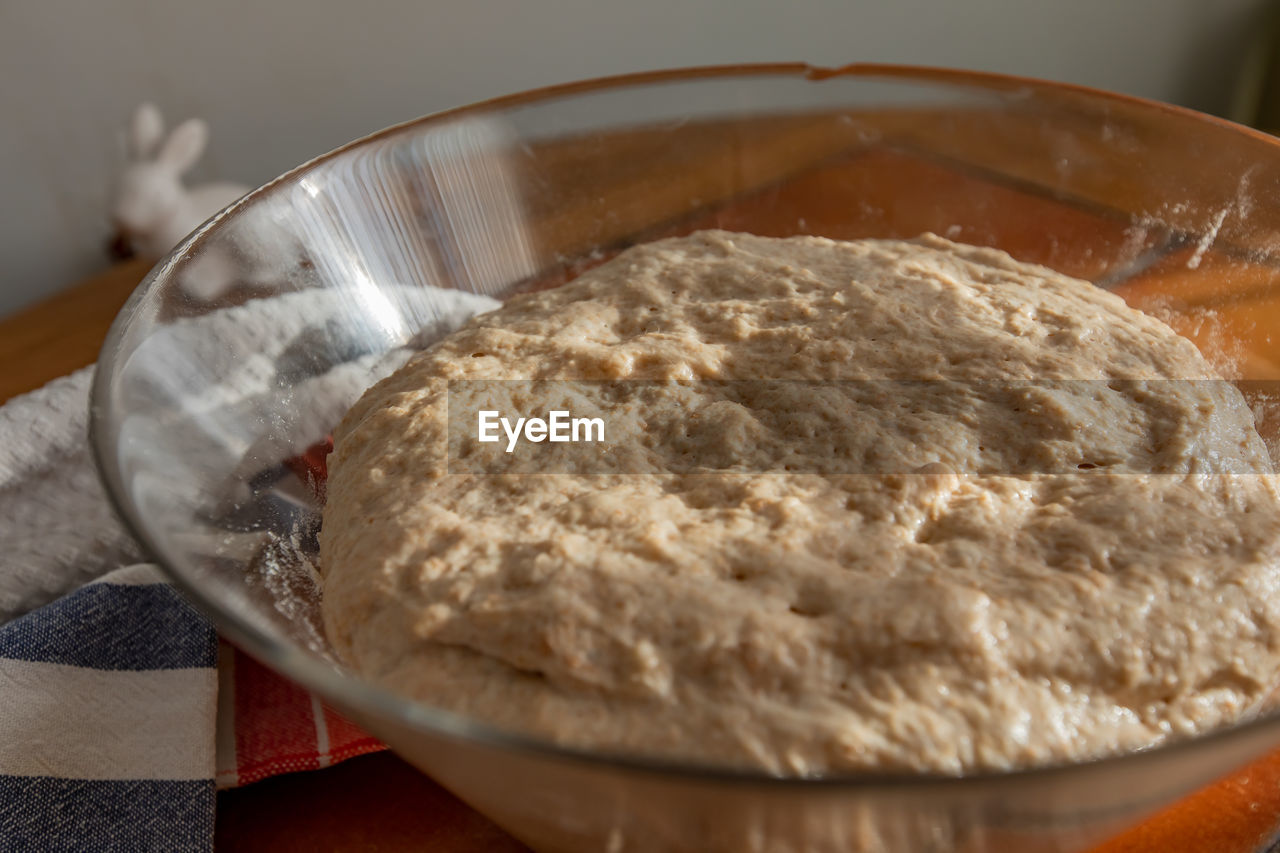 CLOSE-UP OF BREAD IN BOWL