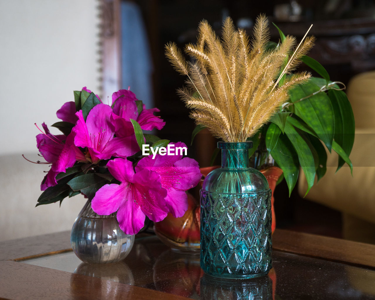 CLOSE-UP OF FLOWER VASE ON TABLE