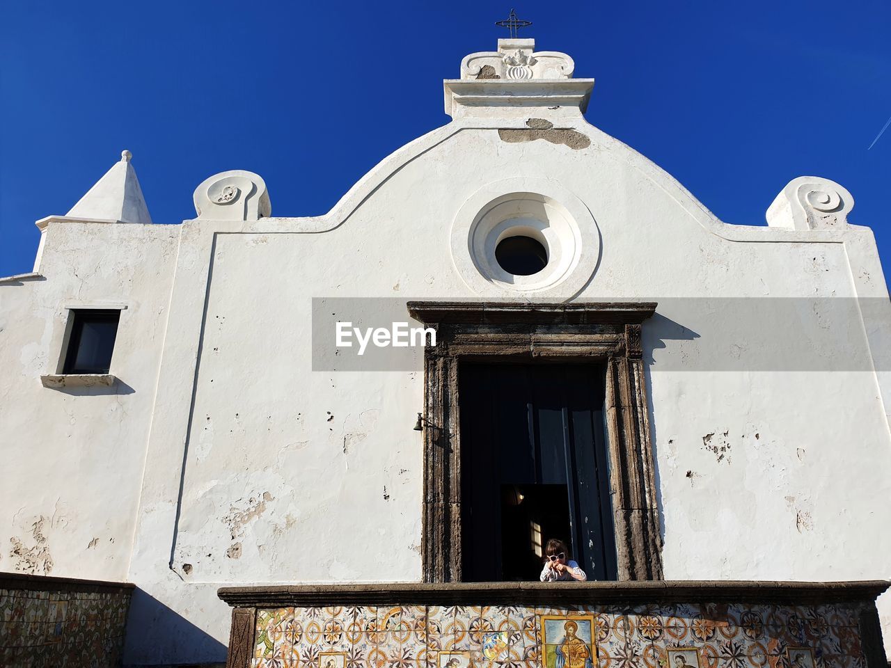 LOW ANGLE VIEW OF BUILDING AGAINST CLEAR BLUE SKY