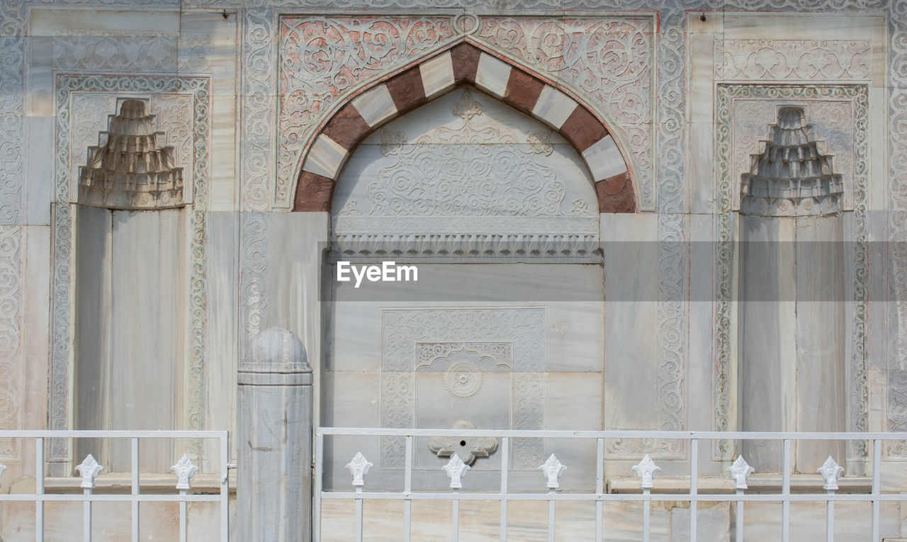 VIEW OF ORNATE ENTRANCE TO DOOR