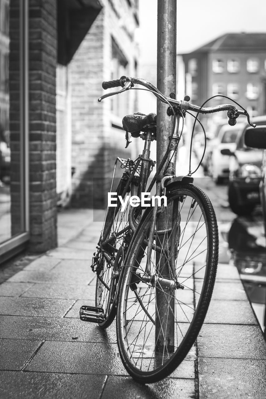 CLOSE-UP OF BICYCLE ON CITY