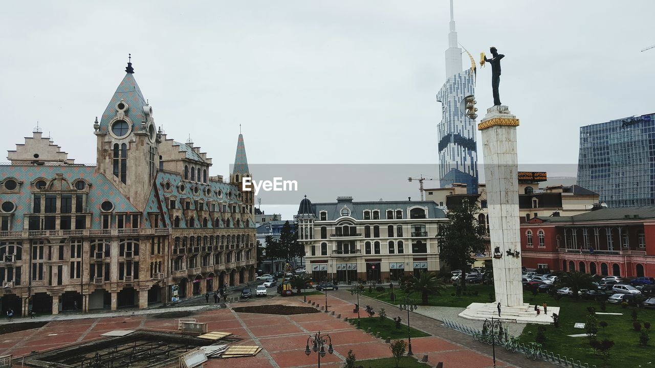 VIEW OF BUILDINGS IN CITY