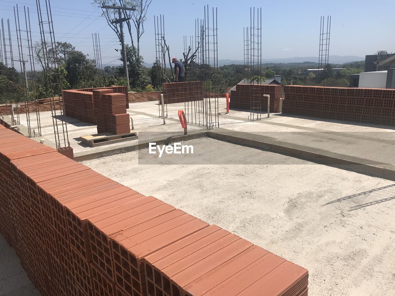 VIEW OF EMPTY BENCH AGAINST BUILDING