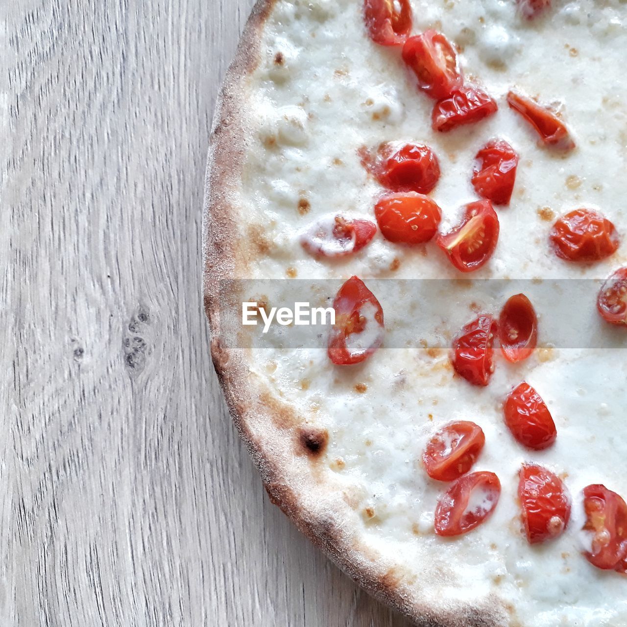 HIGH ANGLE VIEW OF PIZZA IN PLATE ON TABLE