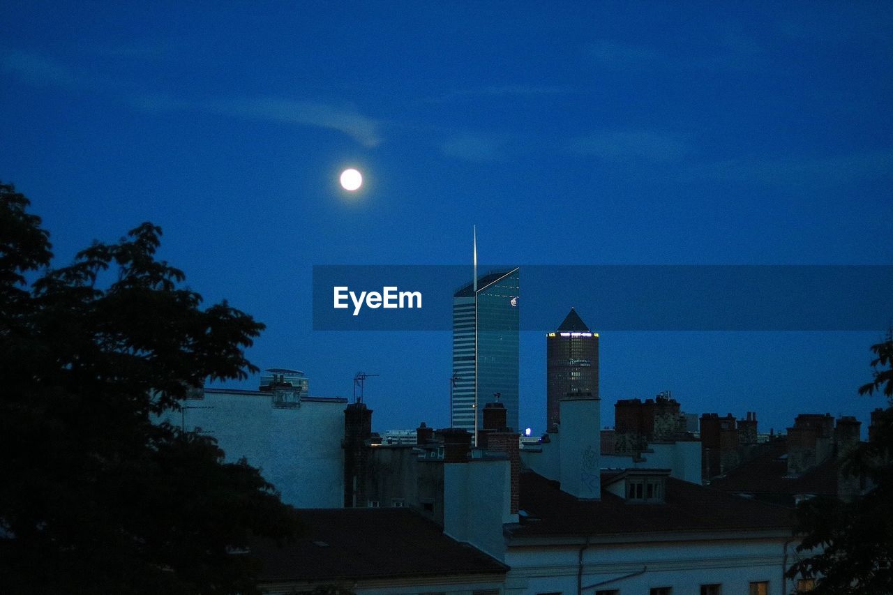 VIEW OF ILLUMINATED CITYSCAPE AT NIGHT