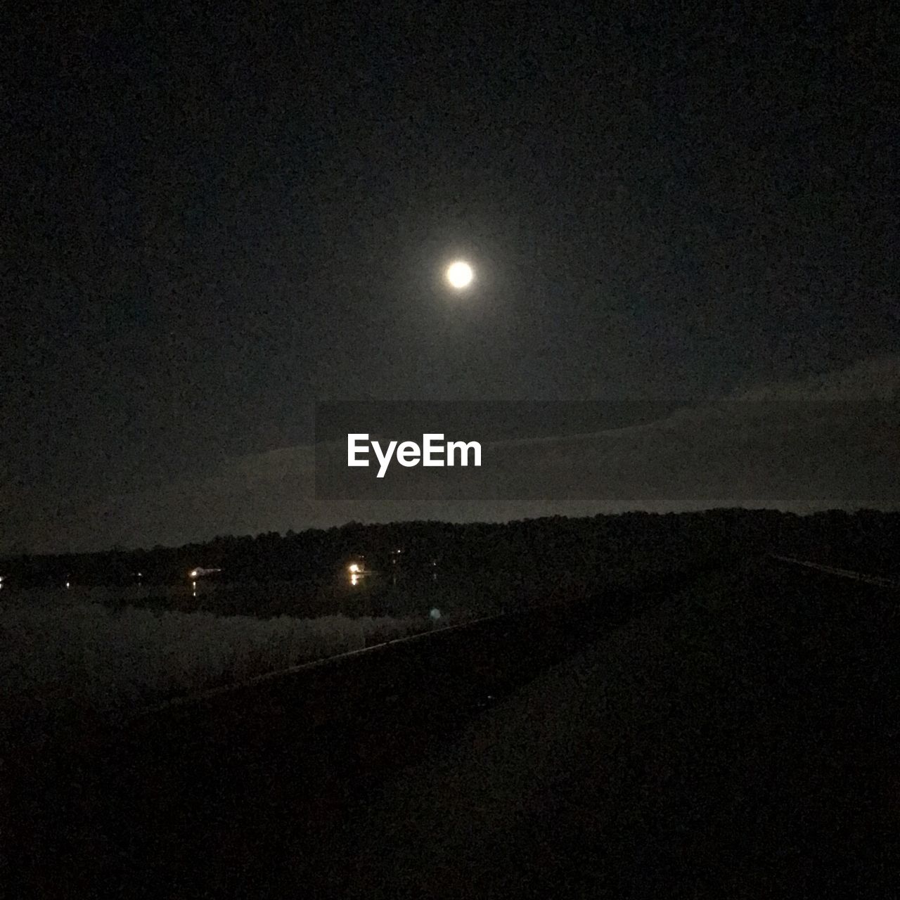 SCENIC VIEW OF MOON IN SKY